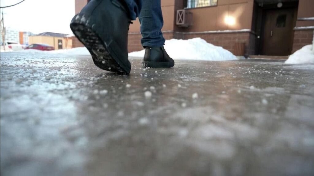 В Астане полил дождь