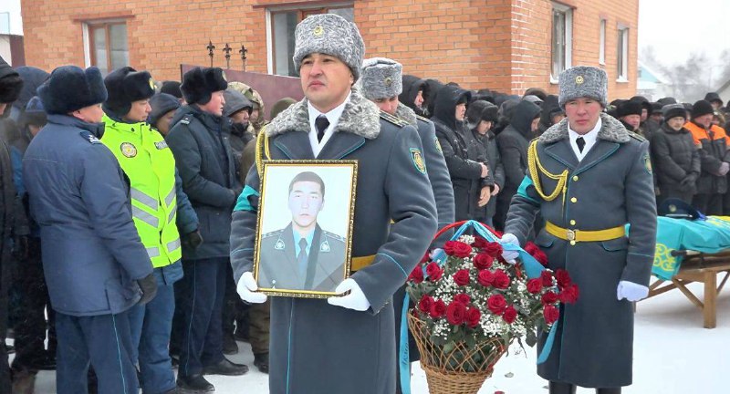 Полицейские проводили в последний путь погибшего коллегу в Акмолинской области