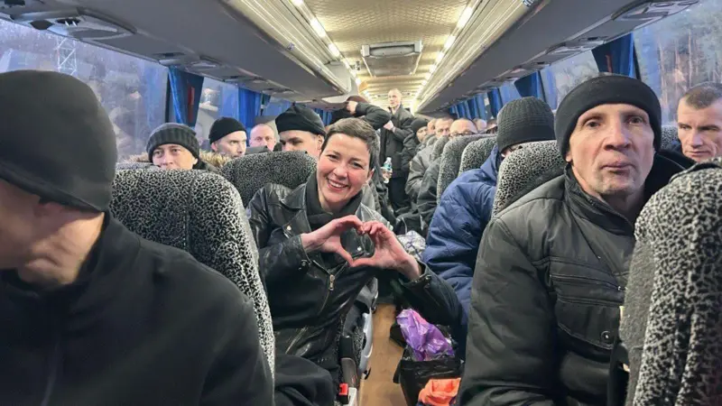 Лукашенко освободил из тюрем более 100 оппозиционеров