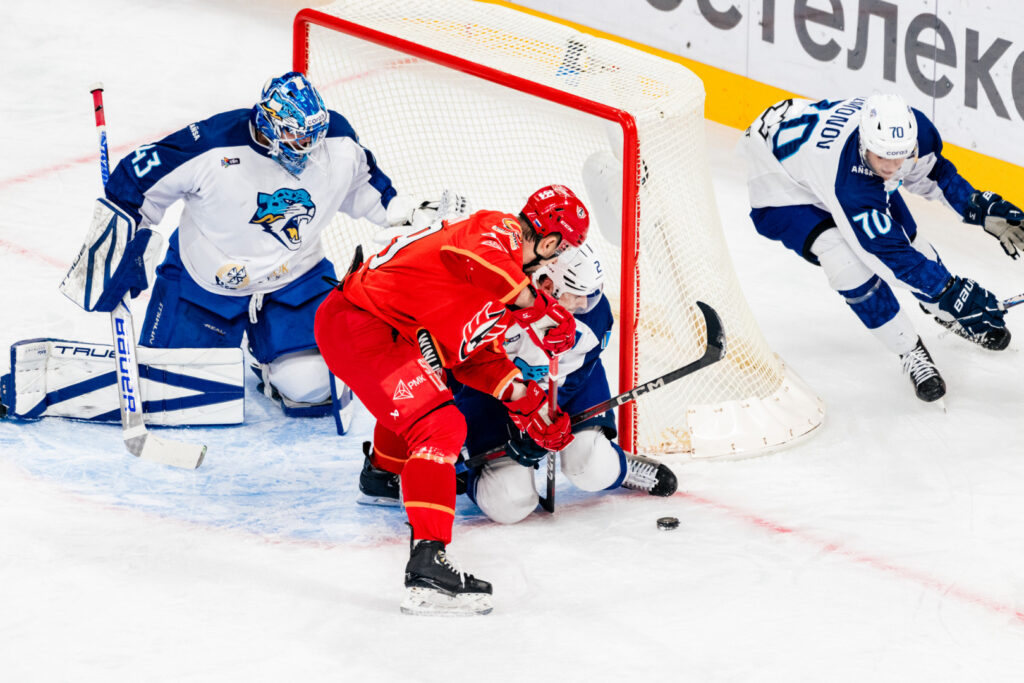 «Барыс» разгромил в гостях «Автомобилист»