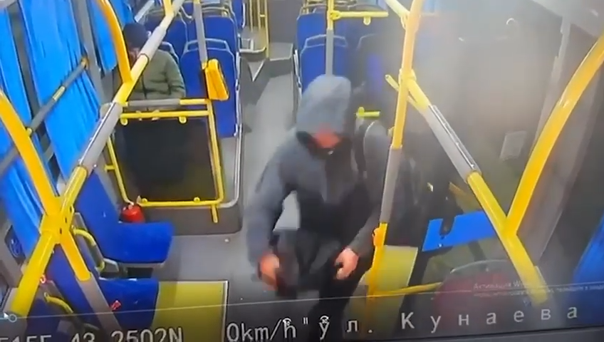 Вор пытался увезти похищенный сейф в троллейбусе в Алматы (ВИДЕО)
