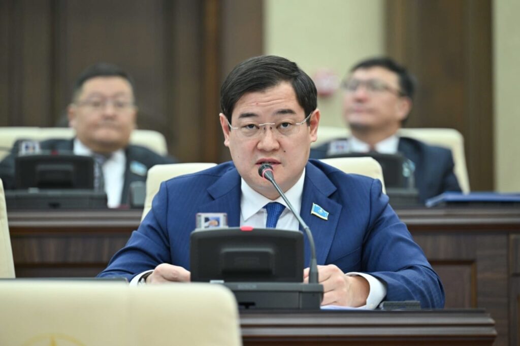 Смерти на железной дороге и срыв экспорта: в Мажилисе заявили о системном кризисе в КТЖ