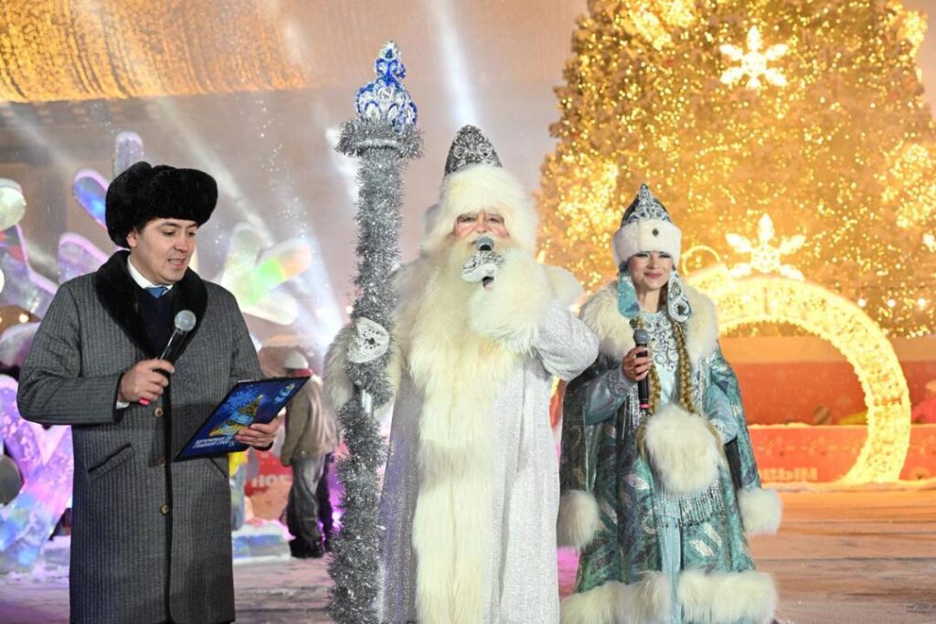 В Алматы зажгли главную новогоднюю ёлку