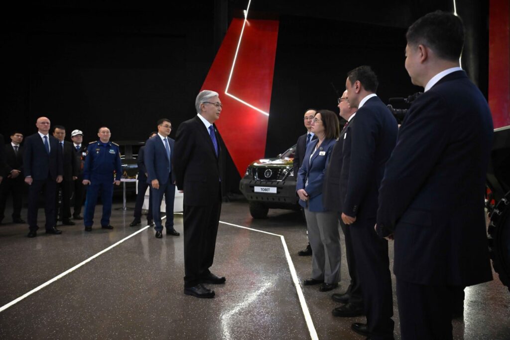 Заводы по производству башенных кранов и бронированной техники посетил Токаев