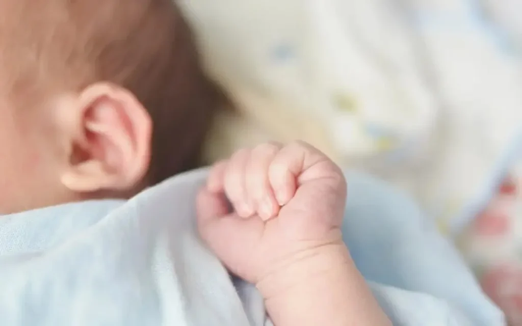 Алматыда аналарды сәбиін сатуға итермелеген қылмыстық топ қолға түсті