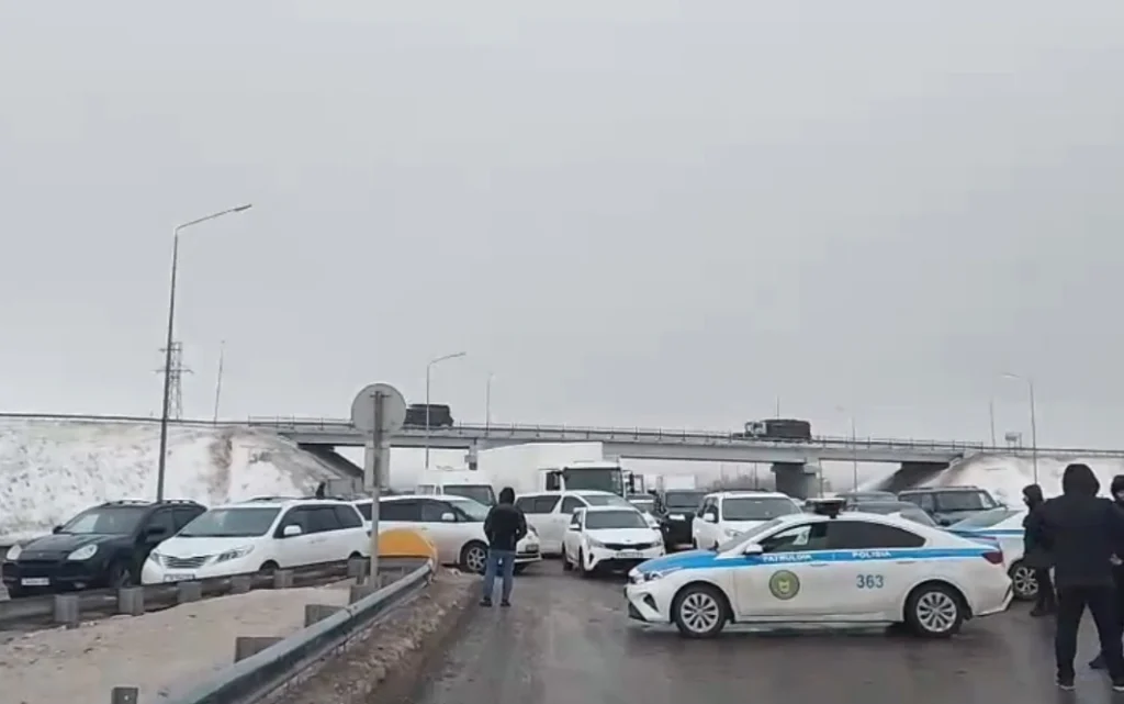 Қарағанды мен Теміртау арасындағы жолда 500 автокөлік кептелісте тұрып қалды