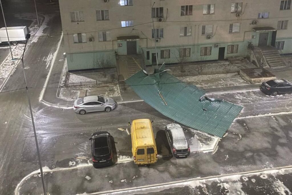 Атыраудағы дүлей дауыл тұрғын үйлердің шатырын ұшырып, электр желілерін қиратты