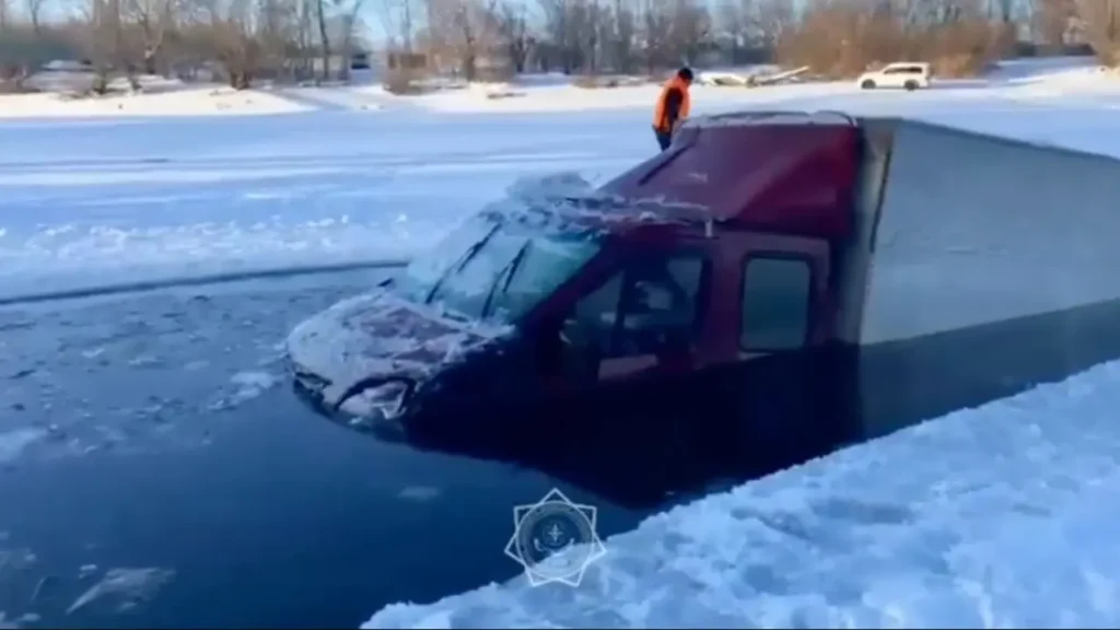 Грузовик провалился под лёд на реке в ЗКО