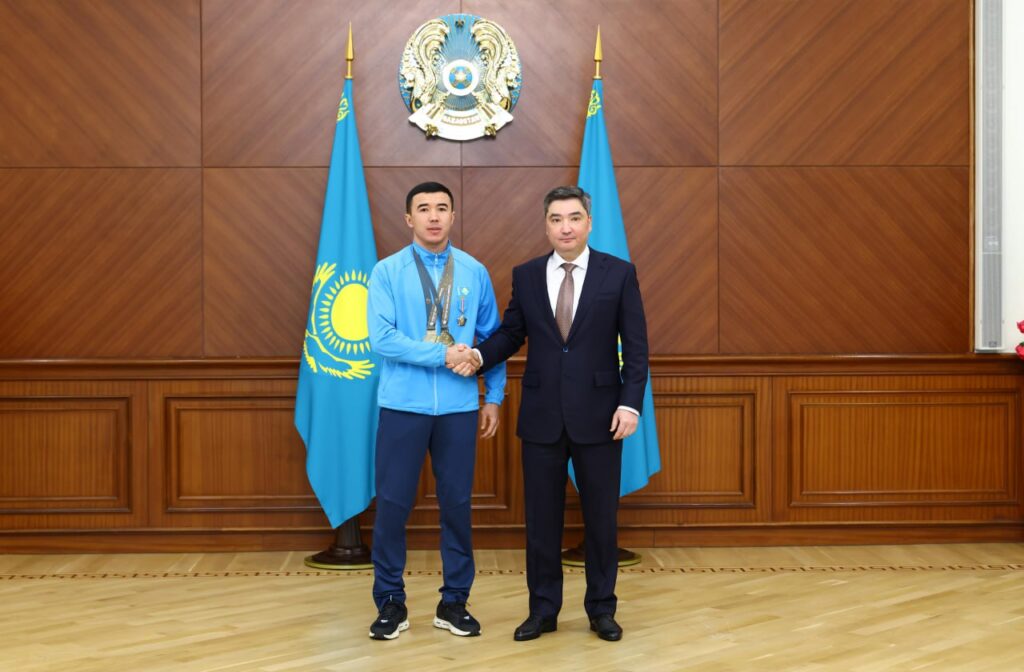 «Результат слаженной работы». Бектенов наградил участников Сурдлимпийских игр