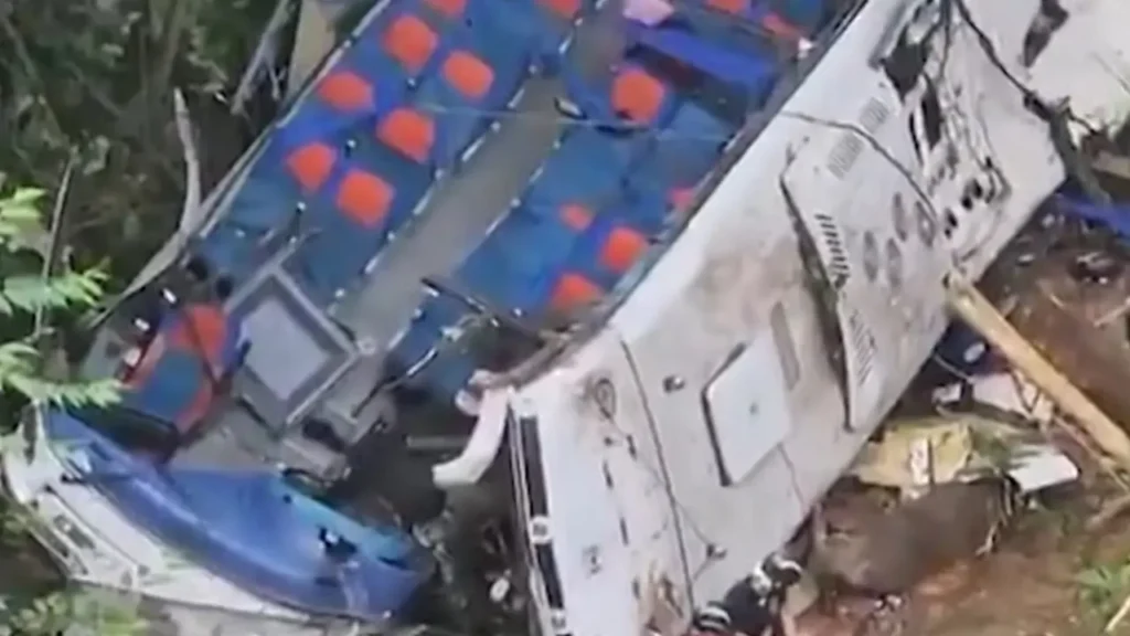 Школьный автобус упал в ущелье в Колумбии, погибли 17 человек