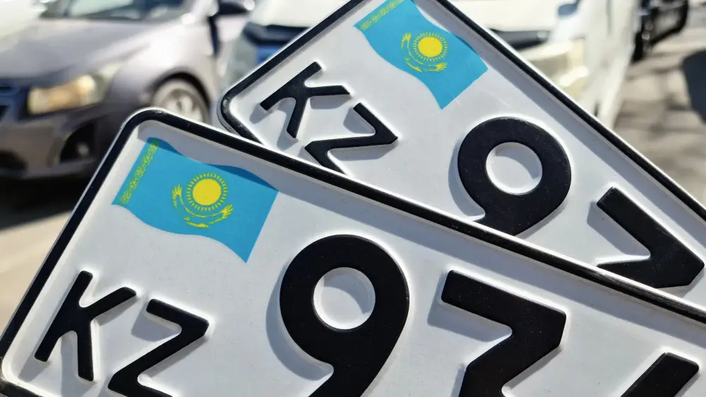В Казахстане ажиотаж и очереди из-за новых номеров на авто