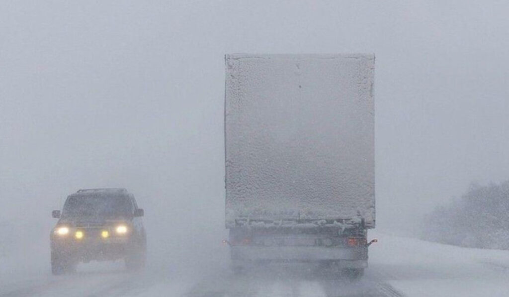 Движение ограничили на трассах в двух регионах Казахстана