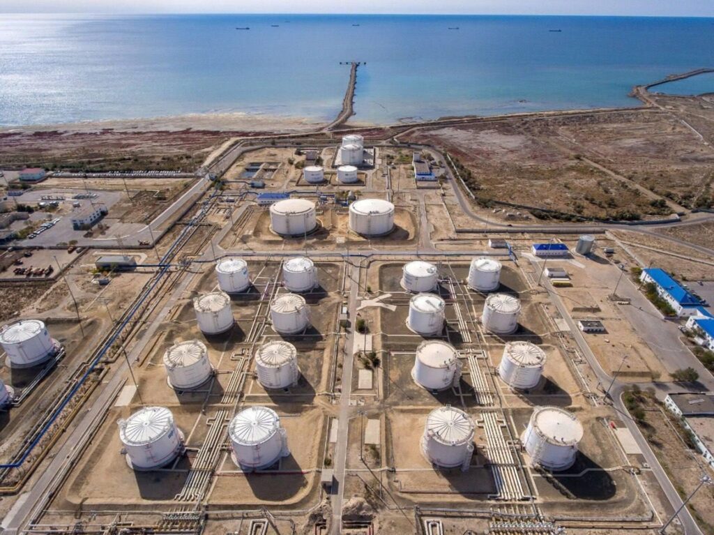 Казахстан перенаправил 300 тыс. тонн нефти из-за ограничений на КТК