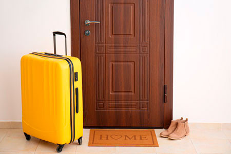 Алматыда бір бөлмелі үйге 109 адамды тіркеген үй иесі бір жылға сотталды