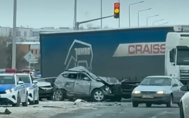 Орал қаласында 4 автокөлік соқтығысып, 5 адам ауруханаға жеткізілді