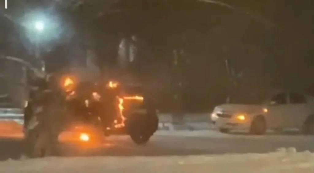 Семейде ер адам полицейлердің екі көлігін өртеп жіберген