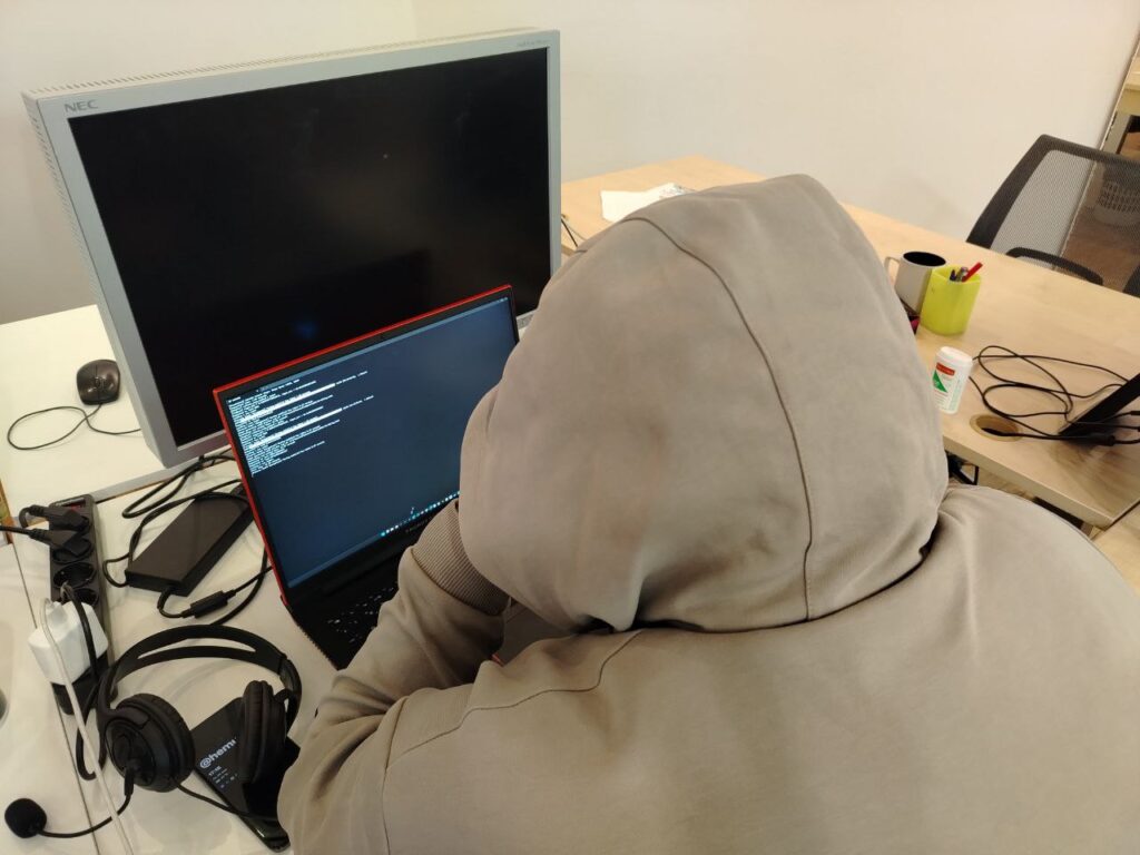 Сотрудника оператора связи поймали на сливе данных казахстанских абонентов