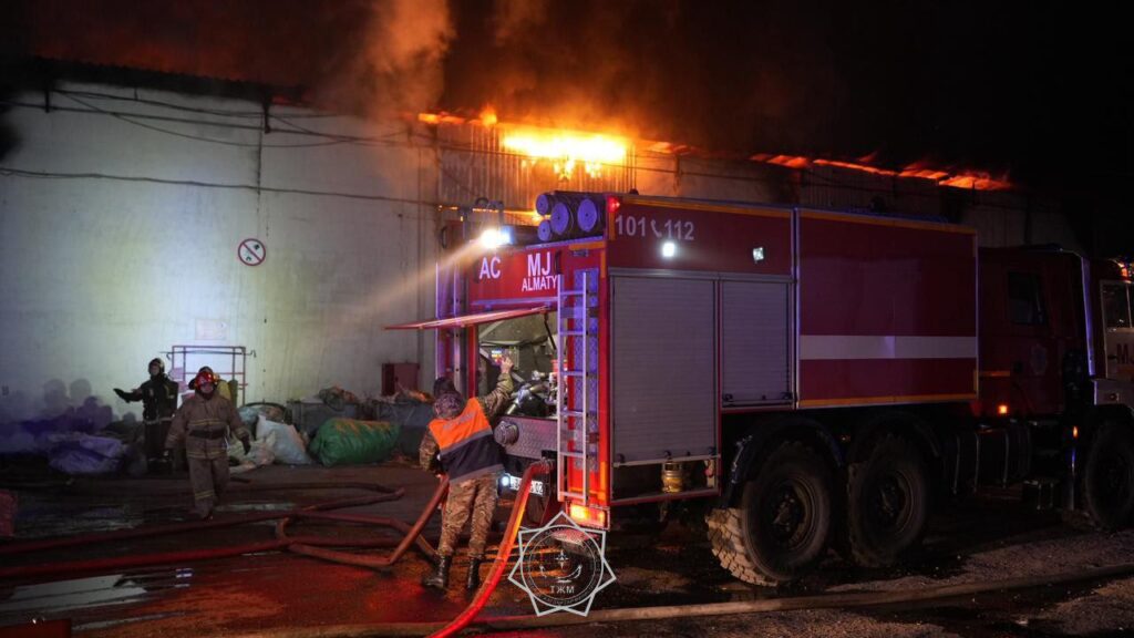 Алматыда түнде қойма өртенді