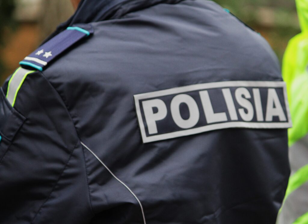 Мужчина поплатился за использование формы полицейского в рекламе