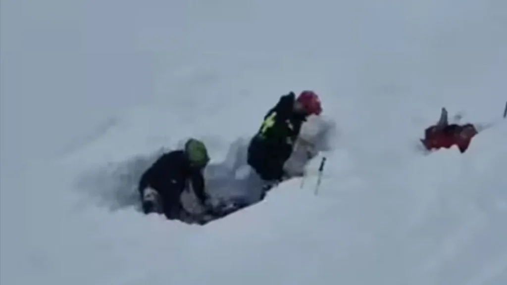 Сноубордист оказался под снежной лавиной в горах Алматы