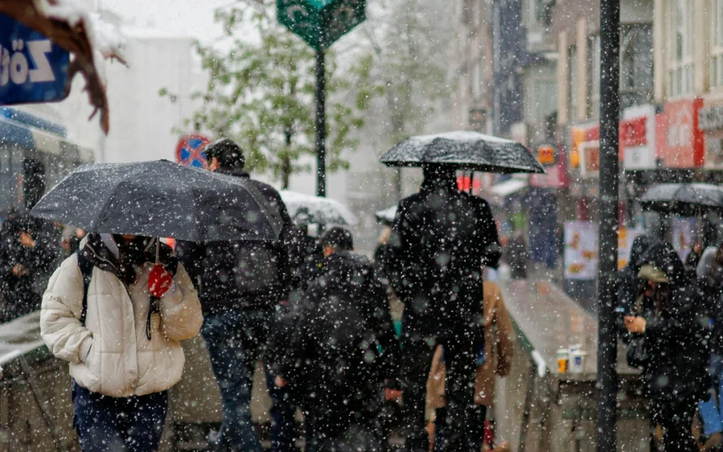 Батыста бұршақ жауып, шығыста көктайғақ болады — Қазгидромет