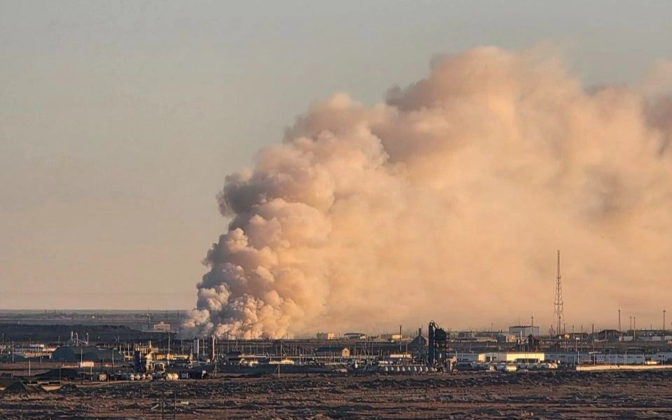 В Атырау горит полигон ТБО