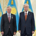 Токаев вручил государственные награды группе общественных деятелей.